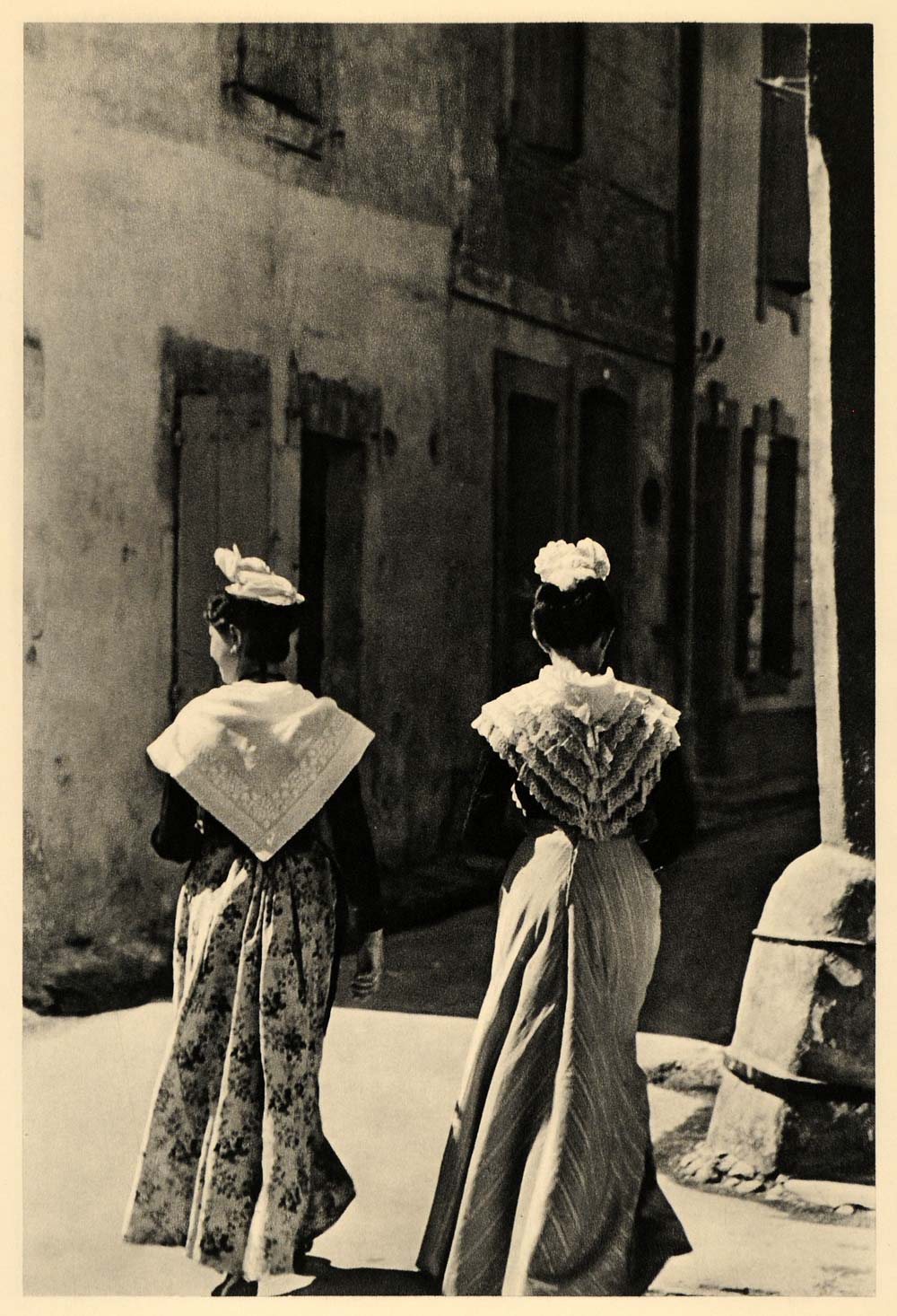 1943 Arlesiennes Arles France Women Fashion Clothing - ORIGINAL EUR2