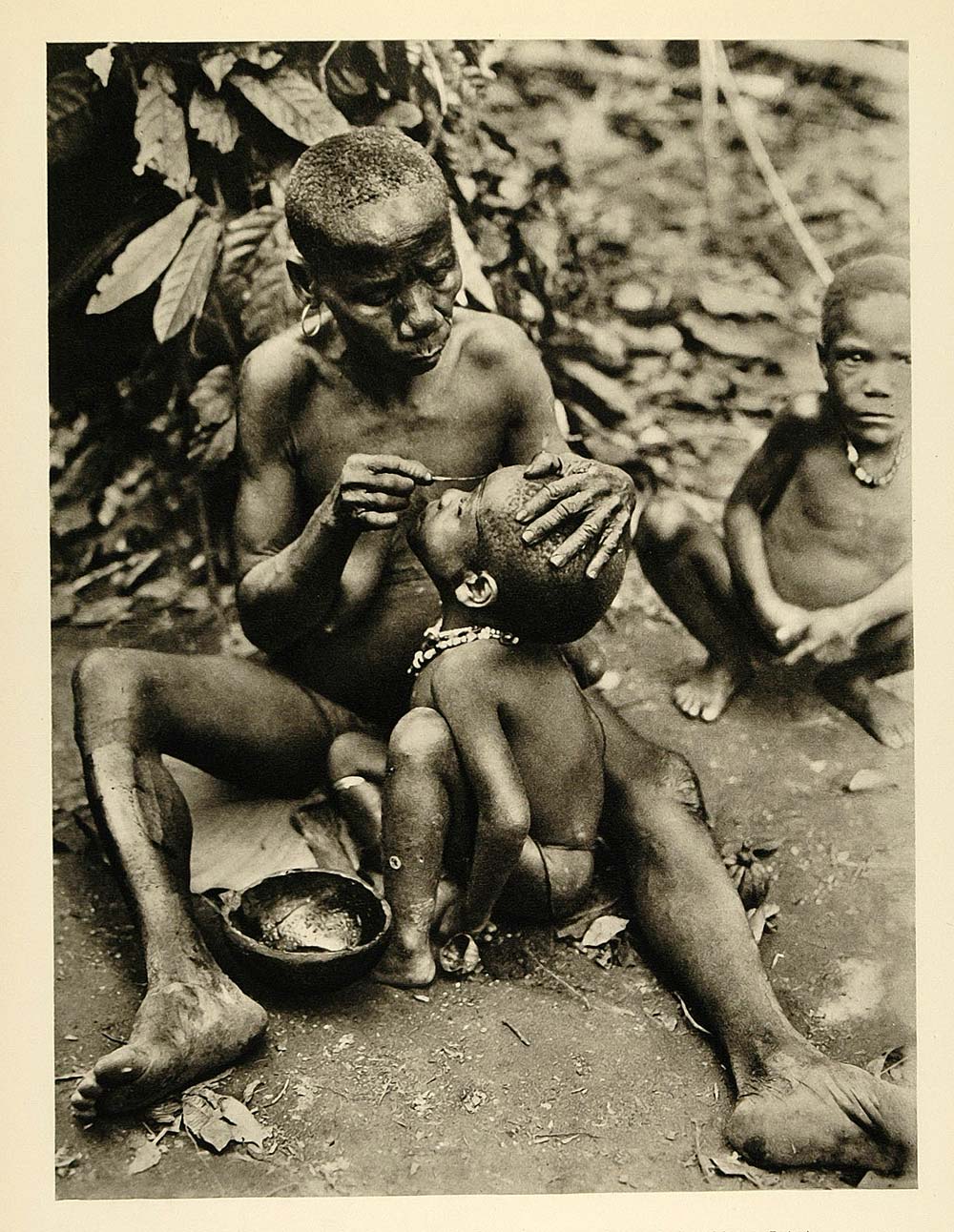 1935 Pygmy Mbuti Bambuti Children Grandmother Congo - ORIGINAL PHOTOGRAVURE PTW1