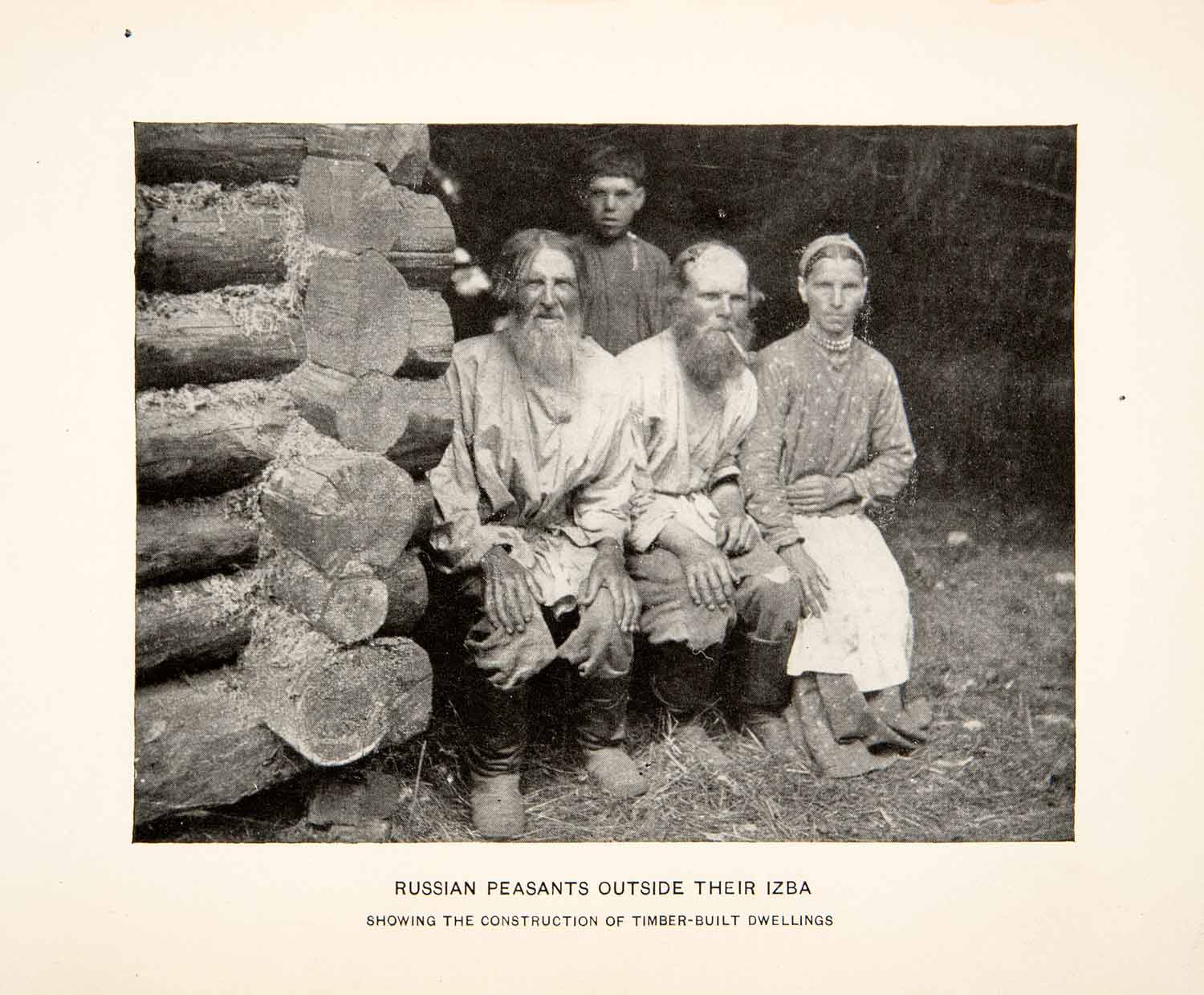 1901 Print Russia Peasants Izba Timber Built Dwelling Smoking Beards Logs XGBC2